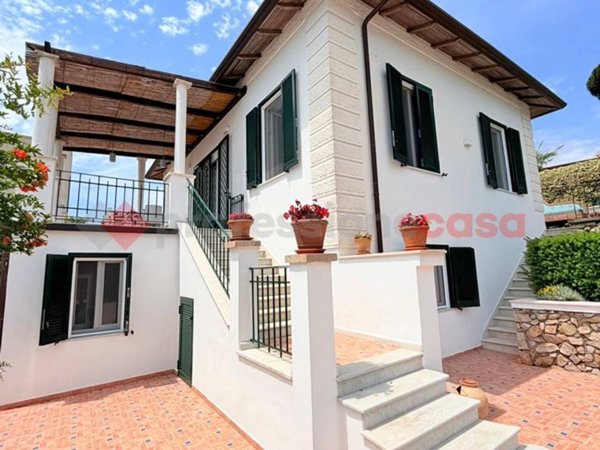 casa indipendente in vendita a Gaeta in zona Fontania