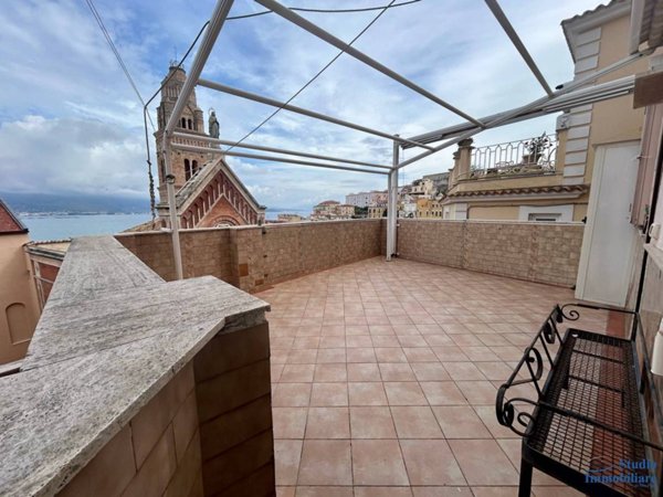 casa indipendente in vendita a Gaeta in zona Porto Salvo