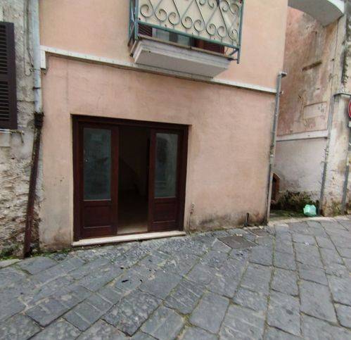 locale di sgombero in vendita ad Itri