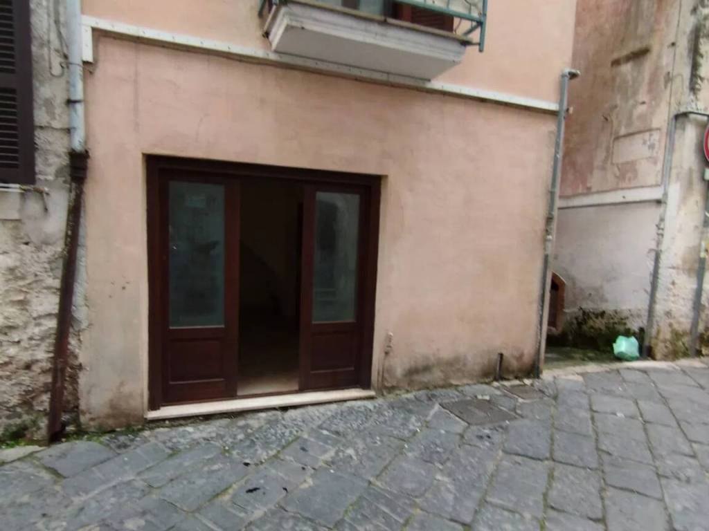 locale di sgombero in vendita ad Itri