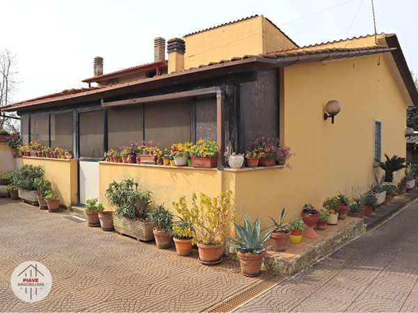 casa indipendente in vendita a Latina in zona Acciarella
