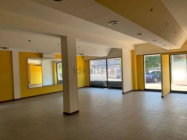 locale commerciale in vendita a Latina