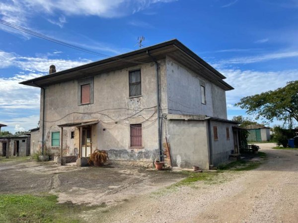 casa indipendente in vendita a Latina in zona Latina Scalo