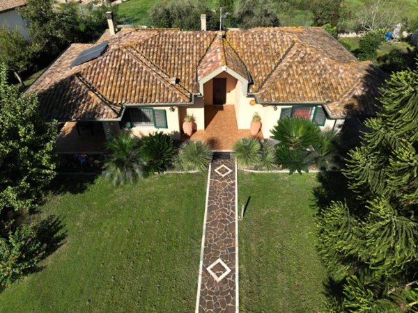 casa indipendente in vendita a Latina