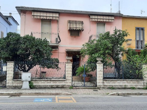 casa indipendente in vendita a Latina