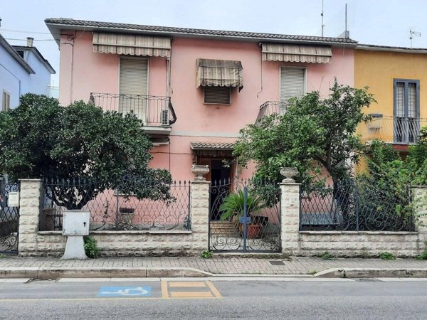 casa indipendente in vendita a Latina