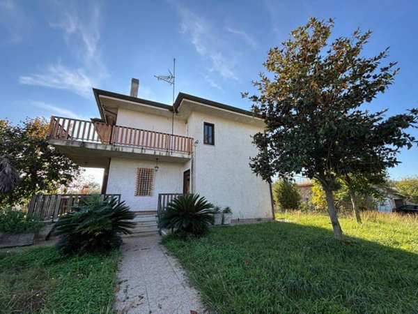 casa indipendente in vendita a Latina