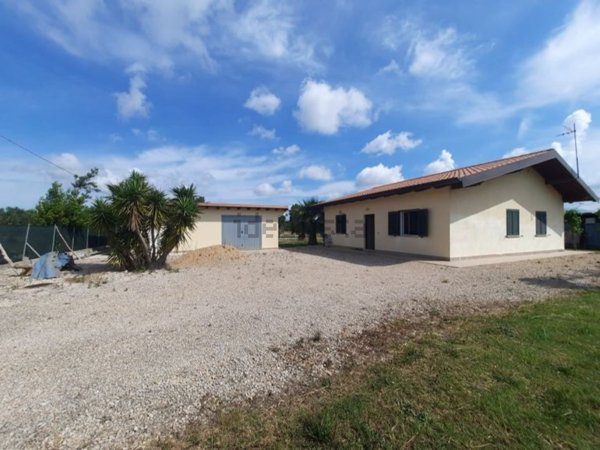 casa indipendente in vendita a Latina