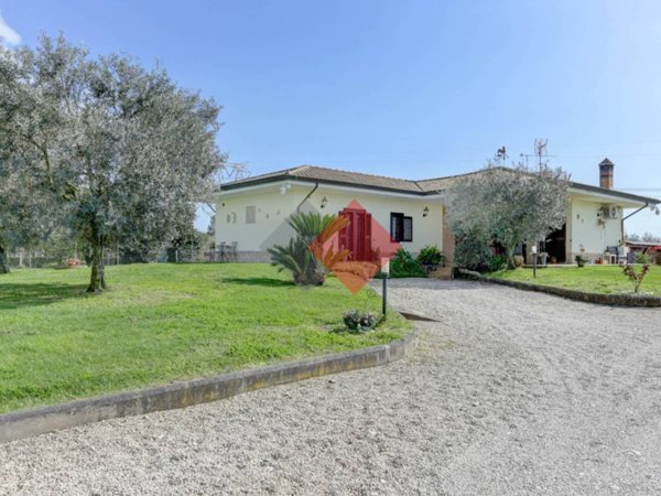 casa indipendente in vendita a Latina in zona Fogliano