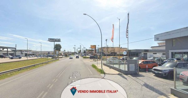 locale commerciale in vendita a Latina