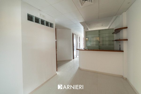 locale commerciale in affitto a Latina
