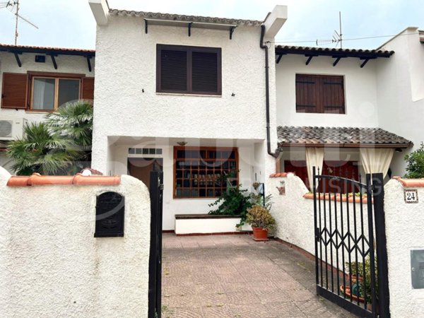 casa indipendente in vendita a Latina in zona Foce Verde