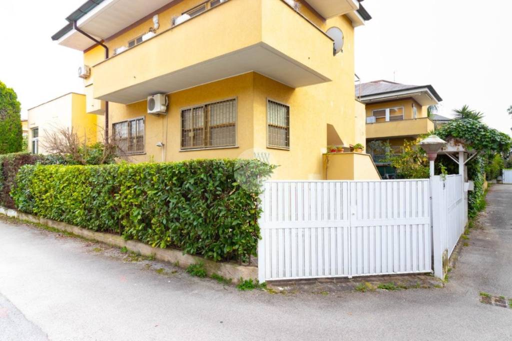 casa indipendente in vendita a Latina