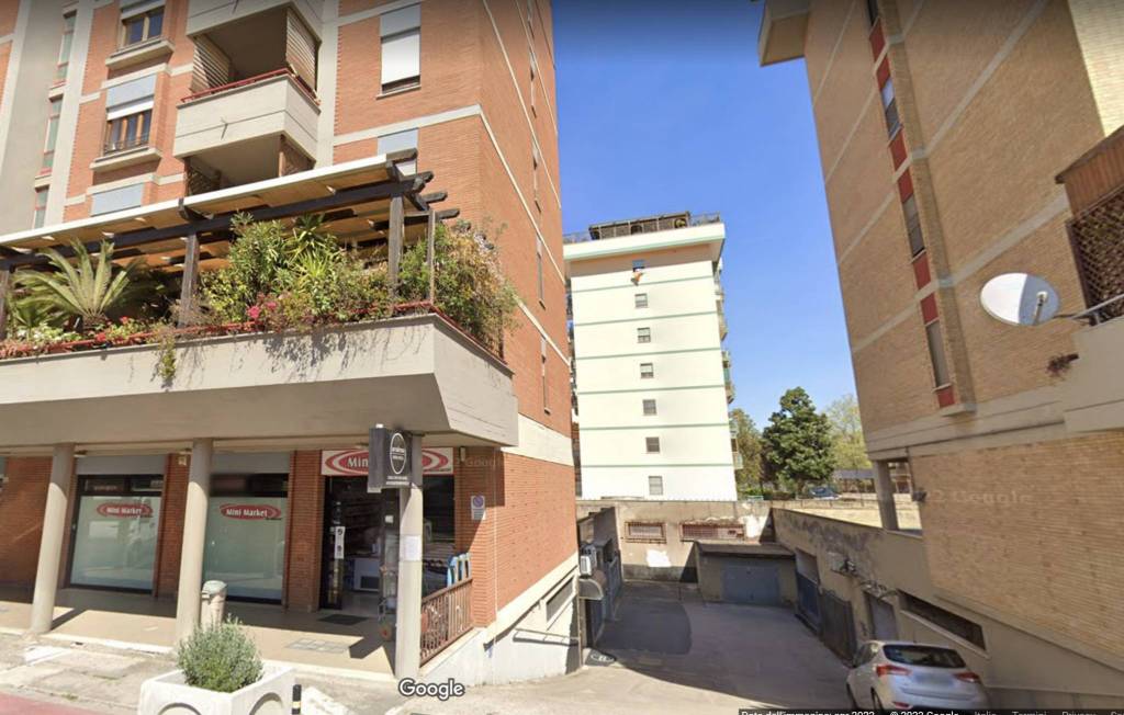 locale commerciale in vendita a Latina