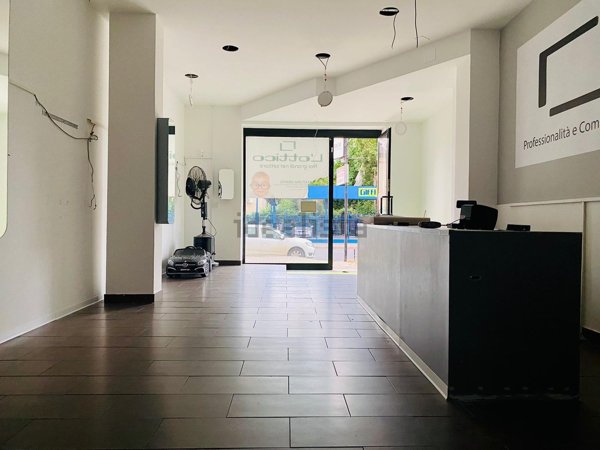 locale commerciale in vendita a Latina