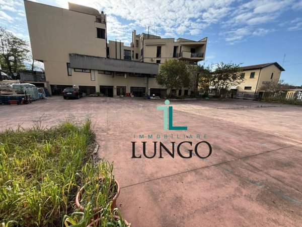 locale commerciale in vendita a Latina in zona Latina Scalo