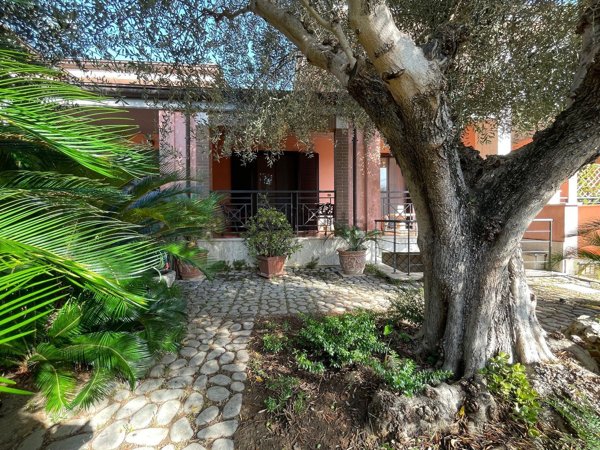 casa indipendente in vendita a Latina in zona Foce Verde