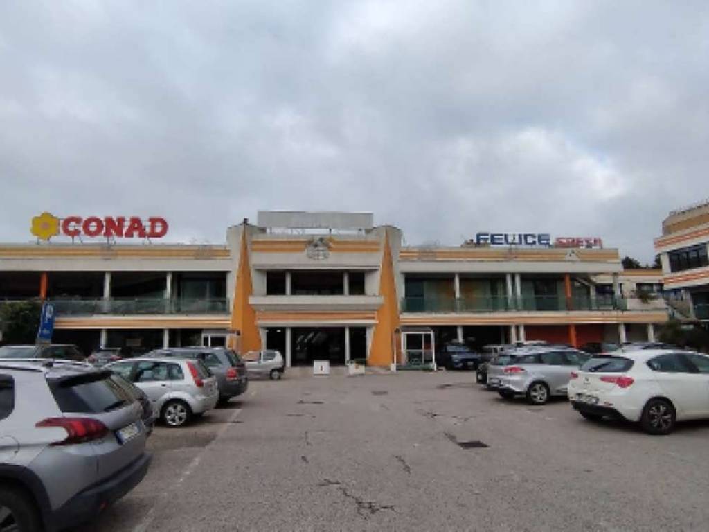 negozio in vendita a Latina