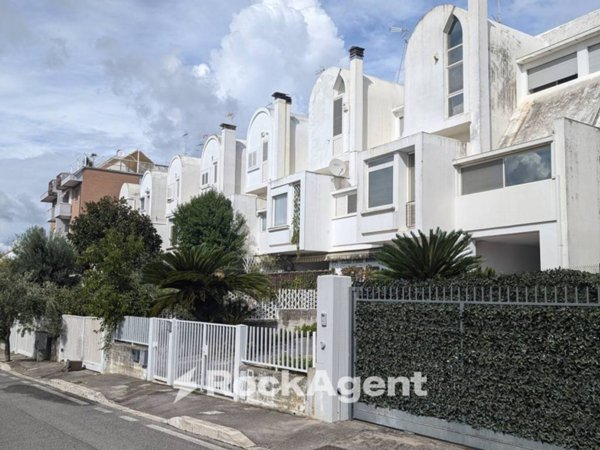 casa indipendente in vendita a Latina