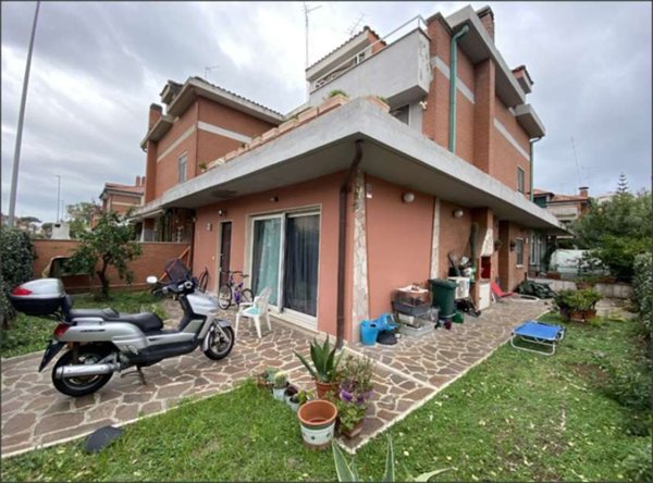 casa indipendente in vendita a Latina