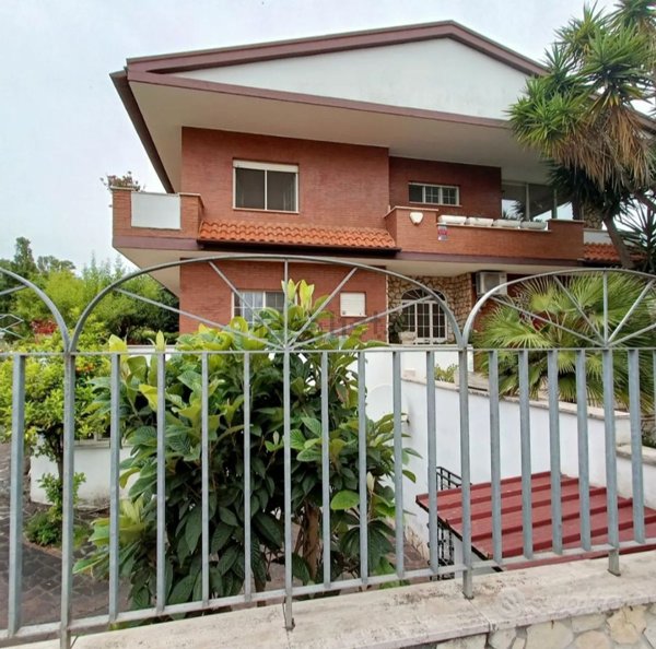 casa indipendente in vendita a Latina