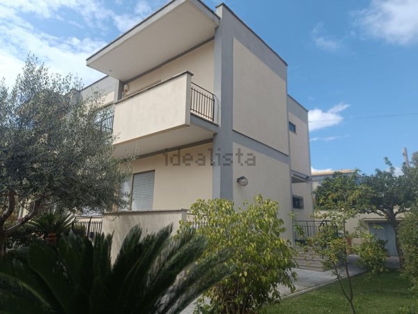 casa indipendente in vendita a Latina