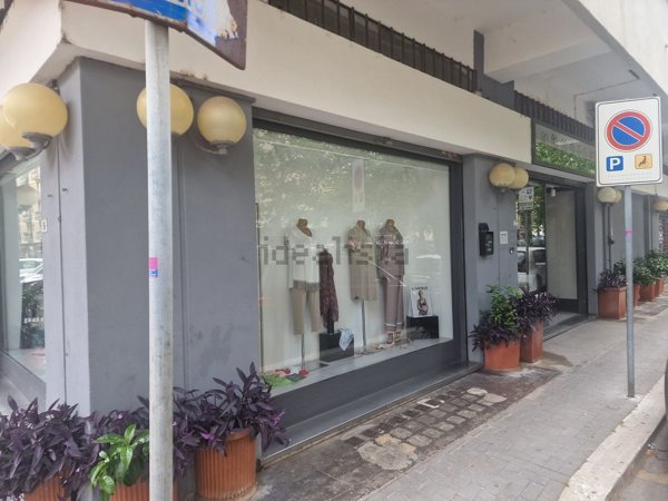 locale commerciale in vendita a Latina