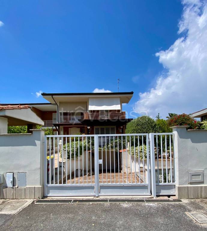casa indipendente in vendita a Latina
