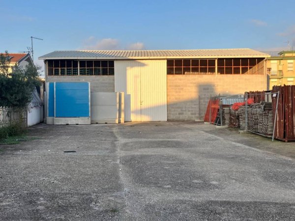 locale commerciale in vendita a Latina