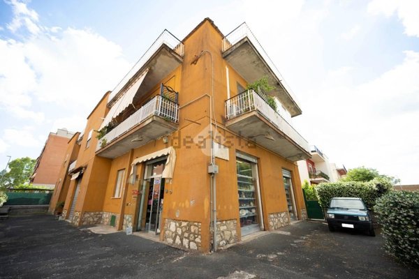 locale commerciale in vendita a Latina