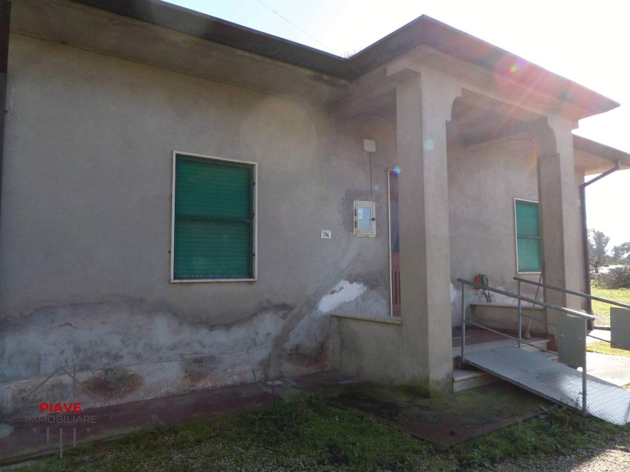 casa indipendente in vendita a Latina in zona Foce Verde