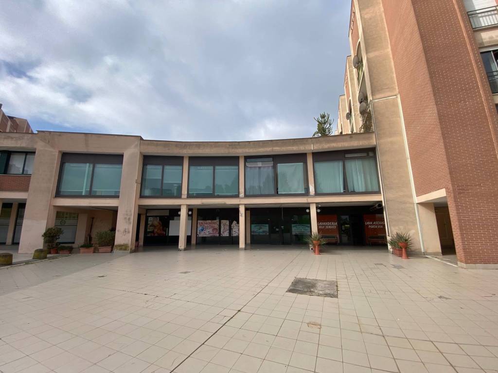 negozio in vendita a Latina