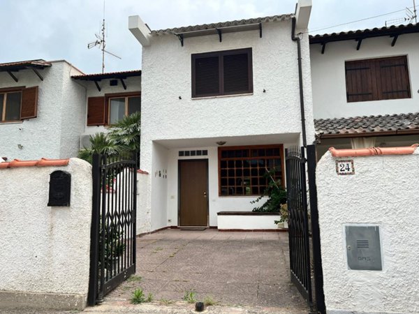 casa indipendente in vendita a Latina in zona Foce Verde