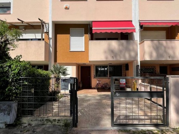 casa indipendente in vendita a Latina