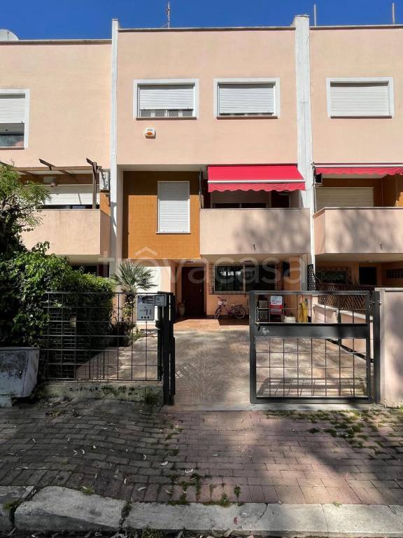 casa indipendente in vendita a Latina