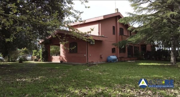 pentavano in vendita a Latina in zona Fogliano