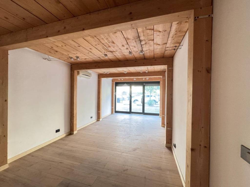 negozio in vendita a Latina