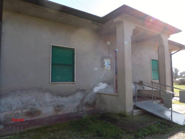 casa indipendente in vendita a Latina in zona Foce Verde