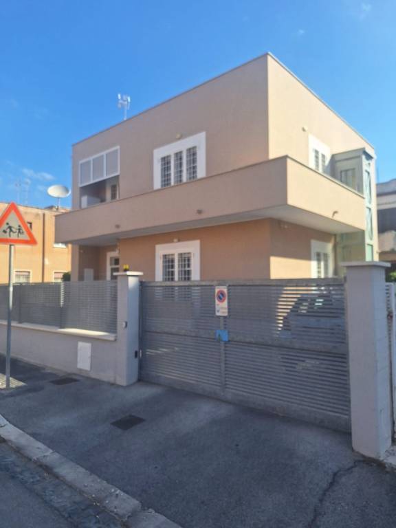 casa indipendente in vendita a Latina