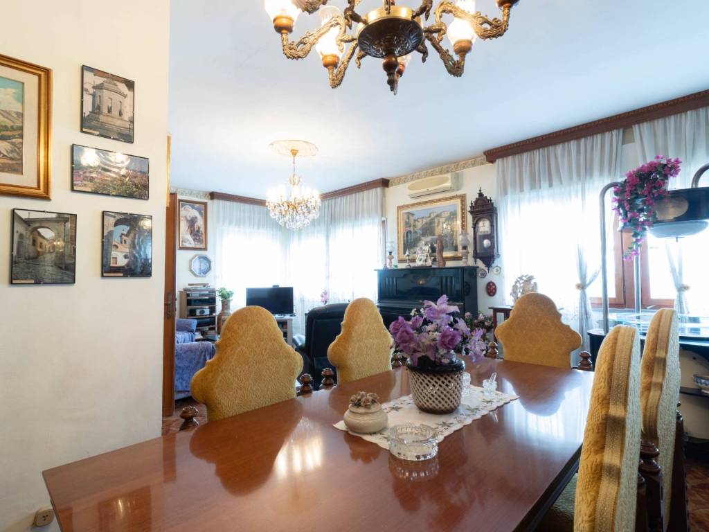 casa indipendente in vendita a Latina in zona Centro Città