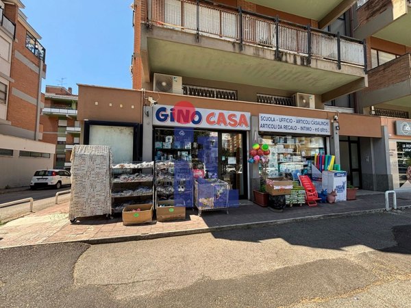 locale commerciale in vendita a Latina