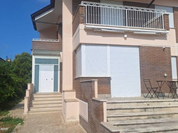 casa indipendente in vendita a Latina