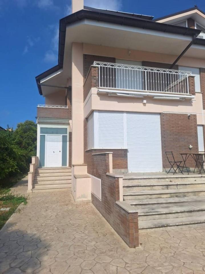 casa indipendente in vendita a Latina