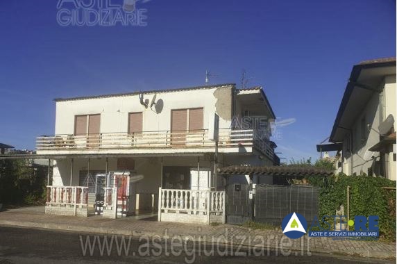 locale commerciale in vendita a Latina
