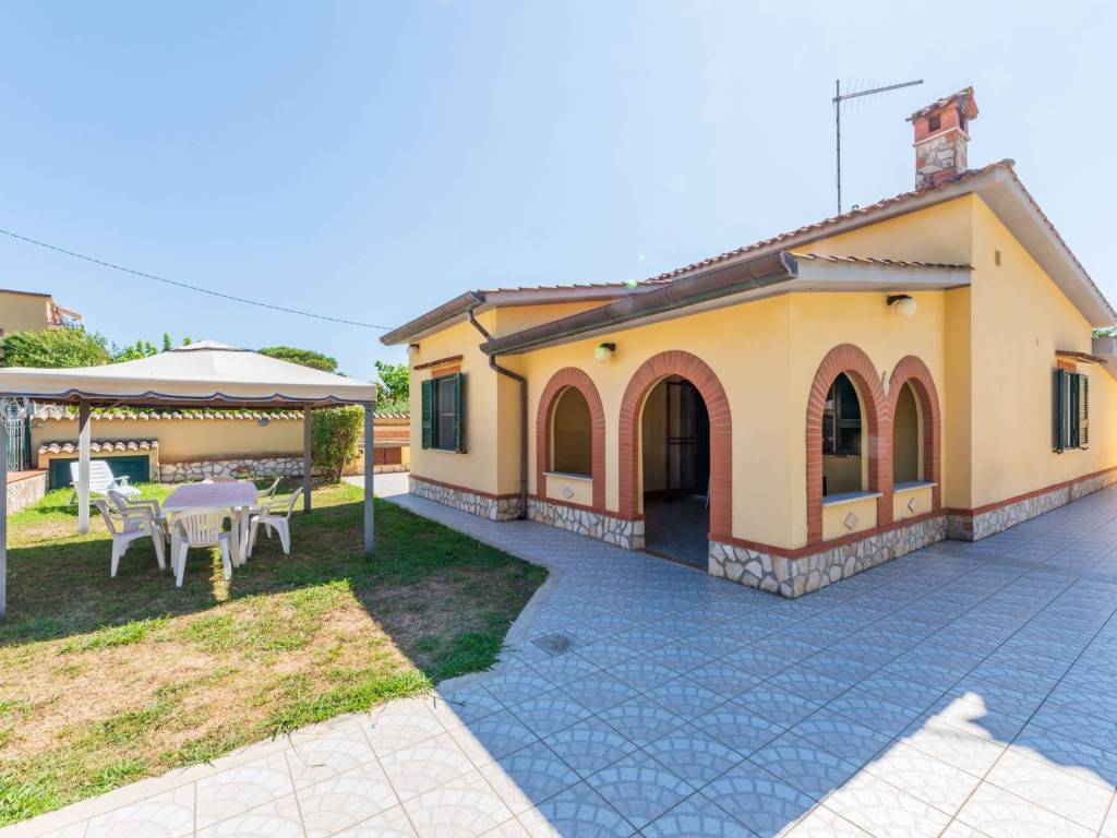 casa indipendente in vendita a Latina in zona Foce Verde