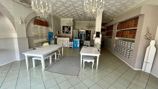 locale commerciale in vendita a Latina
