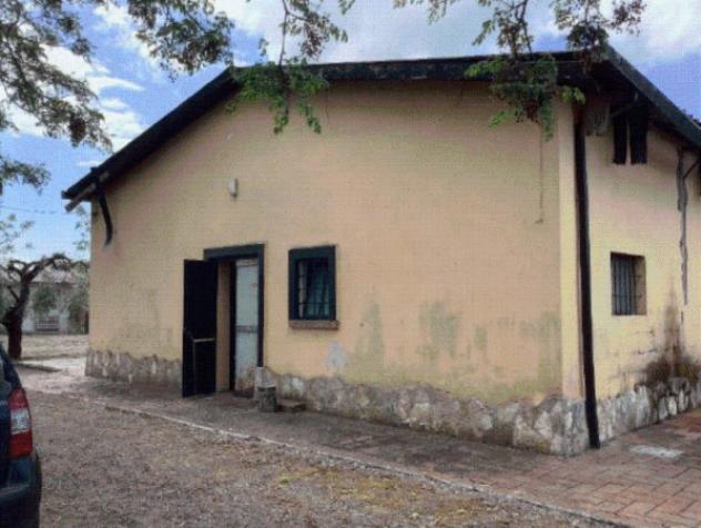 locale commerciale in vendita a Latina