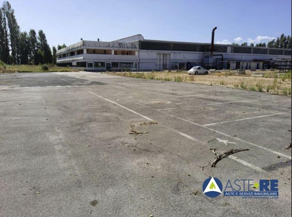 locale commerciale in vendita a Latina in zona Latina Scalo