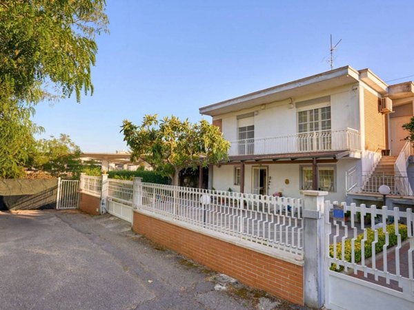 casa indipendente in vendita a Latina