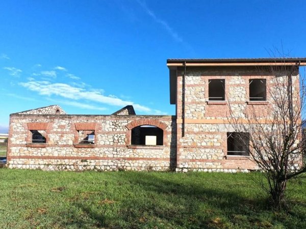casa indipendente in vendita a Latina in zona Latina Scalo